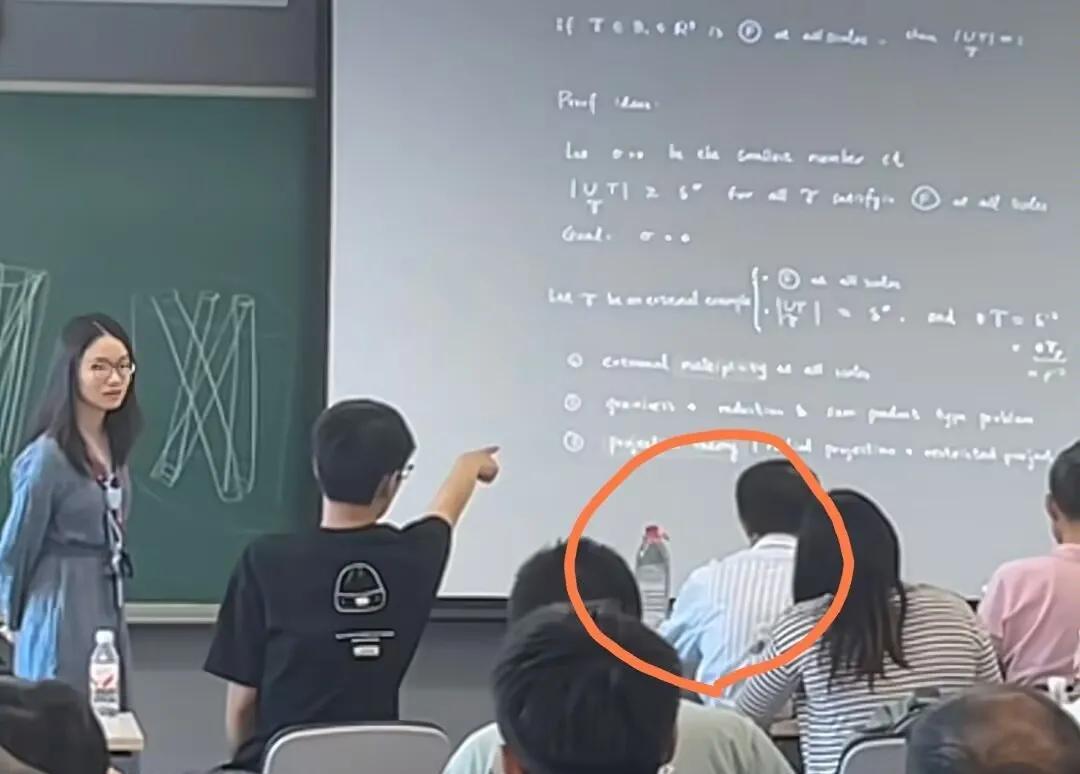 数学天才女生王虹讲课，就连韦神韦东奕都来了，而且坐在第一排，认认真真听课，还拿笔