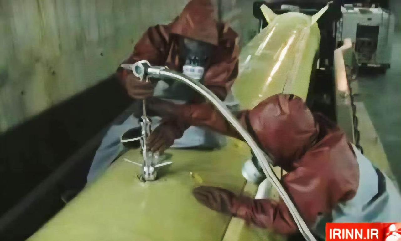 战斗紧张气氛一下子就上来了。伊朗弹道导弹操作手，一身全套防毒服加注液体燃料。