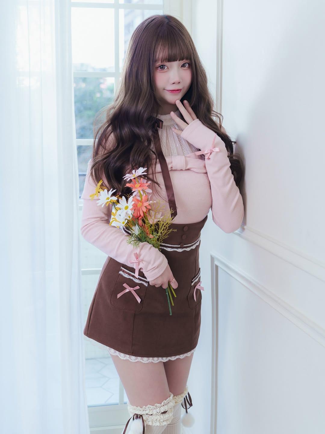 什么样的穿搭可以成为气质女神?粉棕配色直接戳中少女心！露肩粉上衣+蕾丝边棕短裙