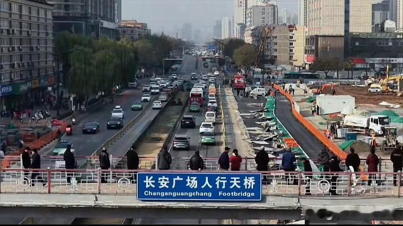 西安地铁15号线长安广场站围挡拆除，道路拓宽，市民坐等“打卡”新快车道地铁长