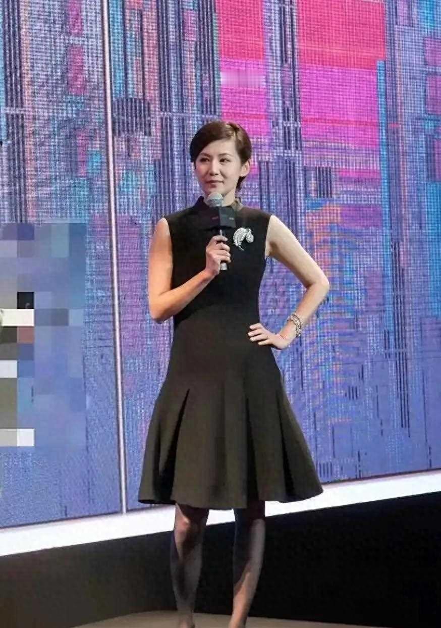 不愧是嫁给上海首富的美女主持人，54岁了还像30出头的，穿上黑丝袜比女明星还性感