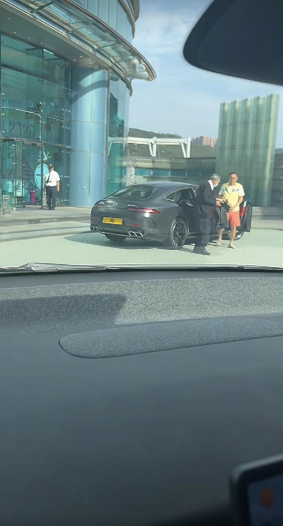 许晋亨回豪宅晓庐，座驾是200万的奔驰，车牌号是ME我，司机80多岁！作为中