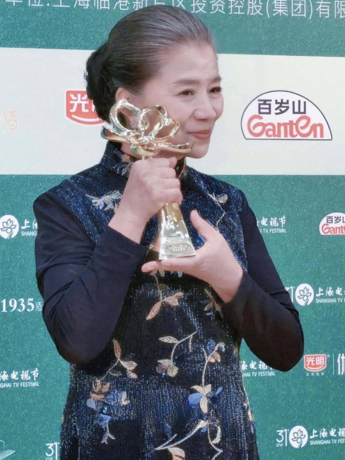 迟蓬拿奖喊话倪萍：我没给你丢人！白玉兰颁奖礼最大的温情名场面，莫过于迟蓬拿最