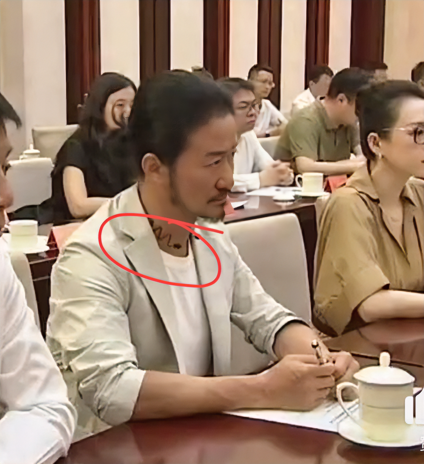 吴京做梦也没想到，脖子的东西让他被骂。为了参加会议，他已经啥都没带了到底是