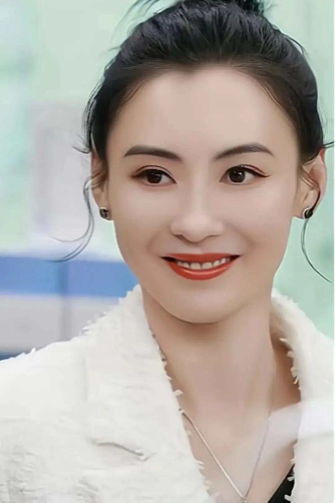 多读书真的能救命！就说张柏芝这事儿，官司闹得全网看笑话。法庭上情绪崩了，问