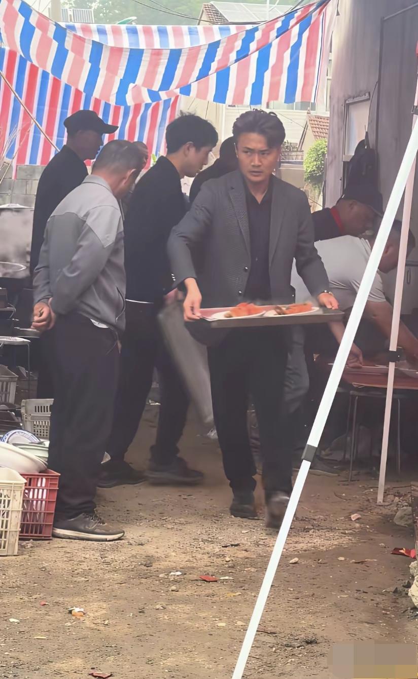 不管你外边开奔驰也好，宝马也好，回了家，叫你端盘子你就得端[笑着哭]