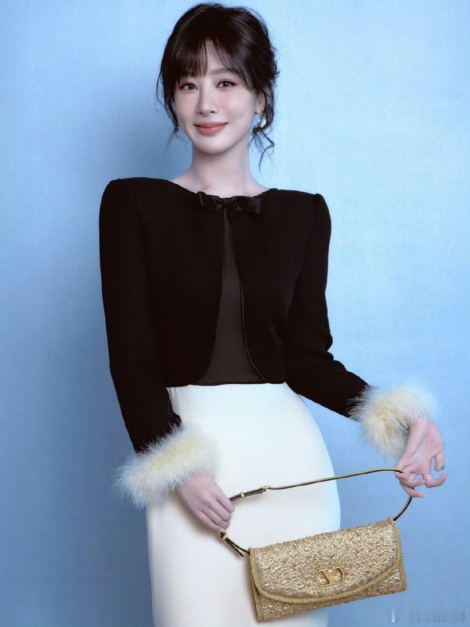 杨紫这身造型直接美到我心巴上了！优雅贵气还带点小俏皮，妥妥的名门大小姐！