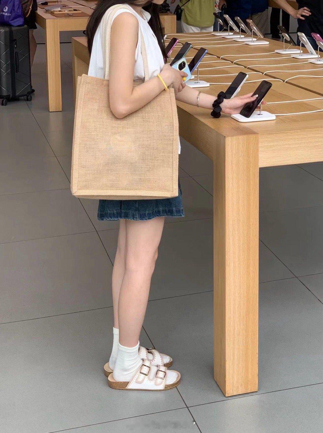 拖鞋一定要买大一码吗……苹果店看到的，拖鞋穿大一码是不是会更舒服一些啊