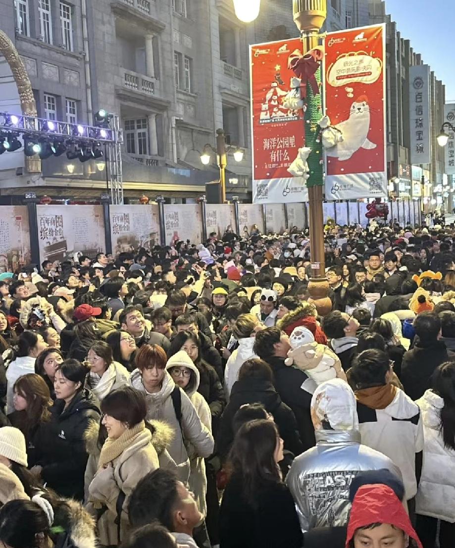 好多大城市取消了跨年夜活动，大家不要跑空了人挤人！西安钟鼓楼、大雁塔等不办倒