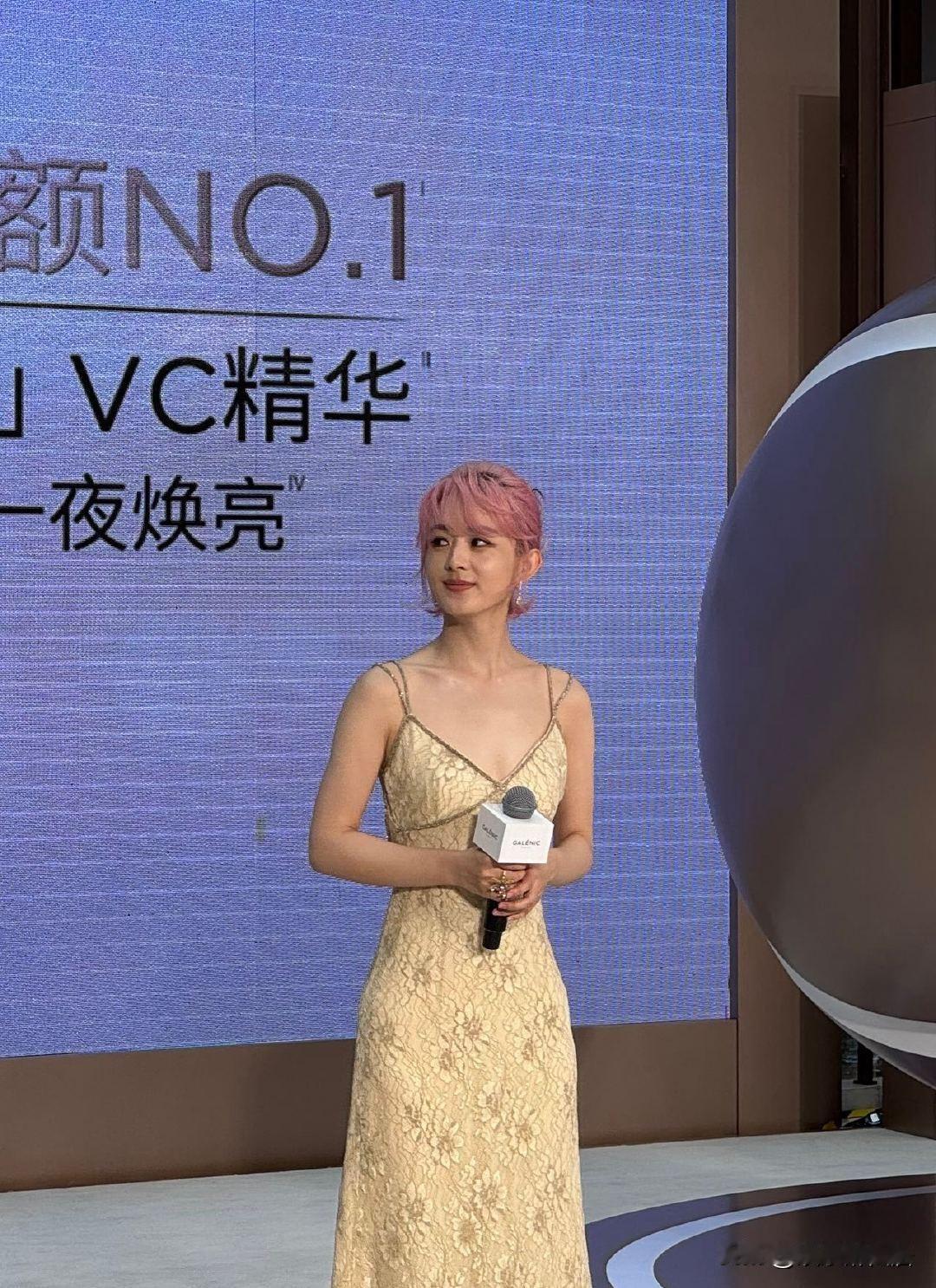 赵丽颖咋想的染个粉色发型把她的颜值都降低了本来挺美得现在变得不伦不类全靠