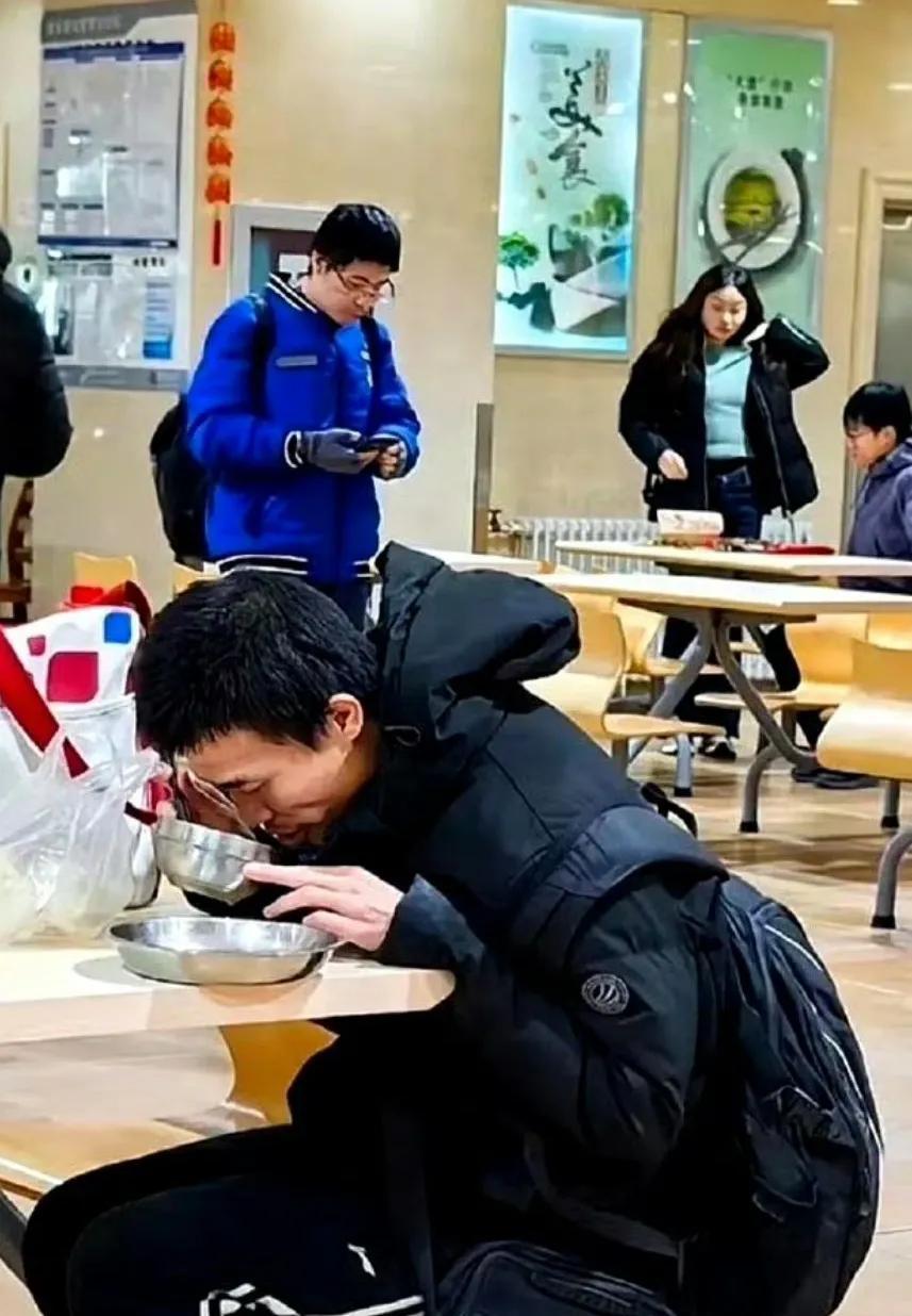 韦东奕年薪挺高的吧！据说他每个月生活很节俭，过的也太艰苦了。这与他专