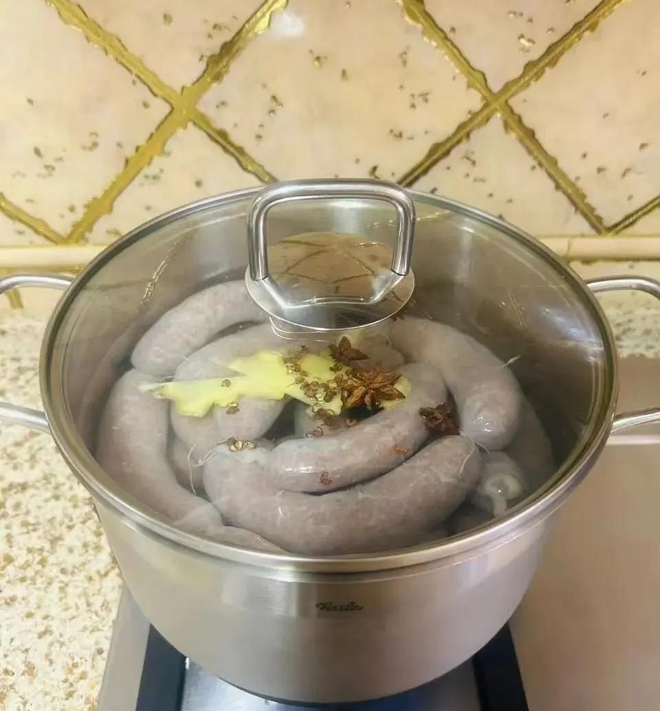 如果是这样煮香肠，香肠这道菜会不会直接流传不到今天了。有人网上分享自己在家煮香肠