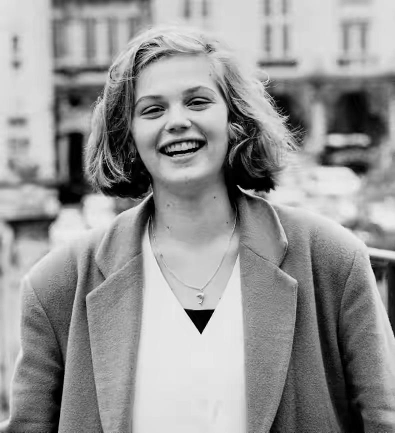 斯塔默妻子亚历山大也曾婴儿肥，那时的她还是个眼镜妹。一身书卷气的她能力很强，当年