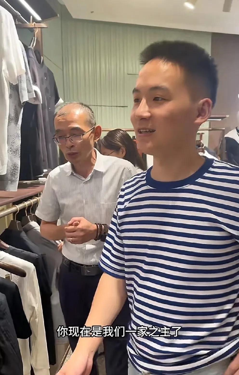 在这个父亲节，谢岳又一次对儿子谢浩男提到：你现在是我们的一家之主了。在谢浩男回