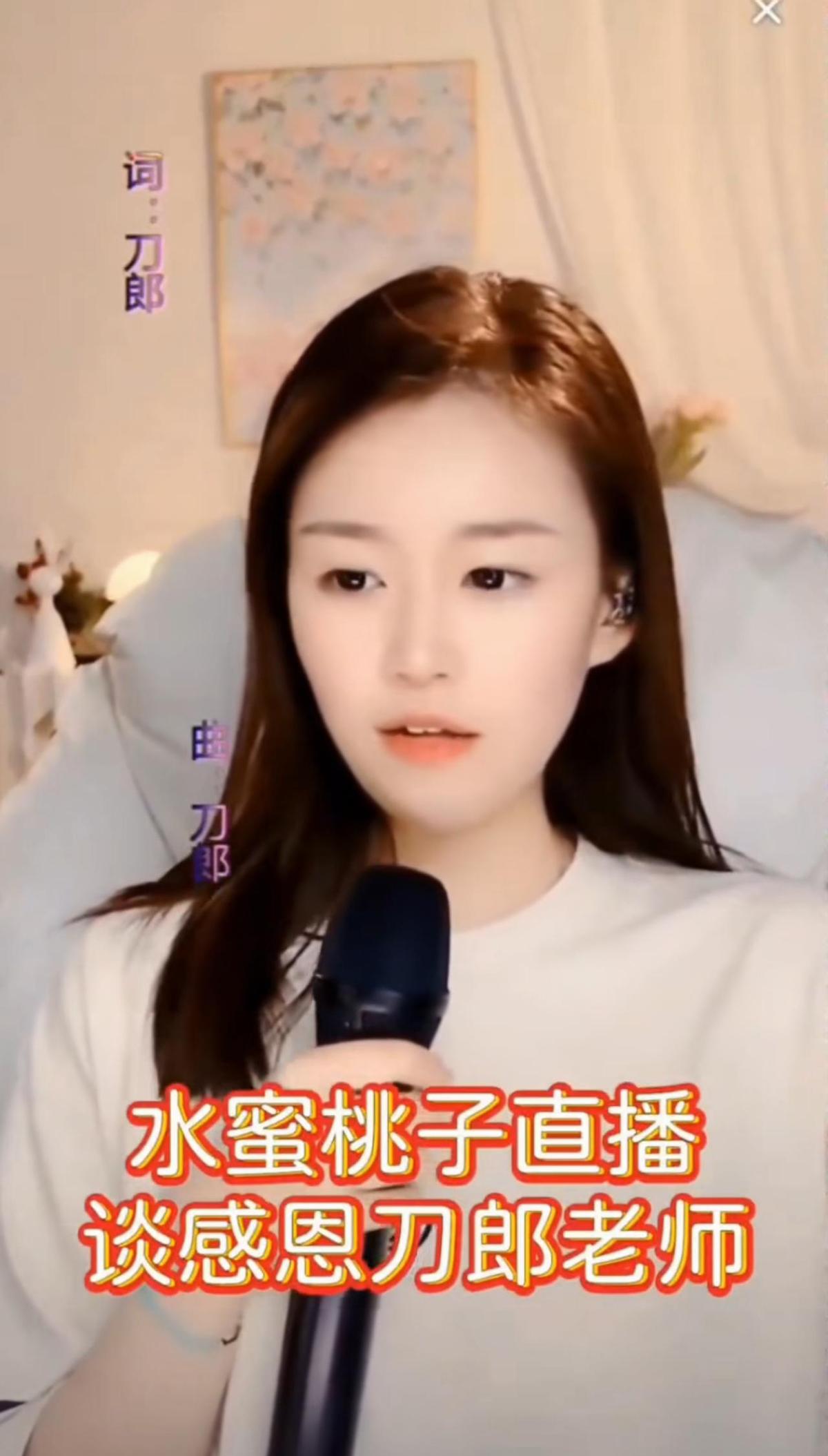 六岁那年，她站在德州的舞台，唱《2002年的第一场雪》，台下没人鼓掌，只有她爸偷