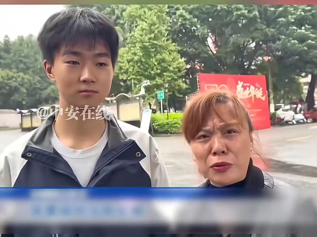 一想到他穿着摇裤救人，我就想哭！重庆一独居老夫妻在家里给电动轮椅充电，突然就发生