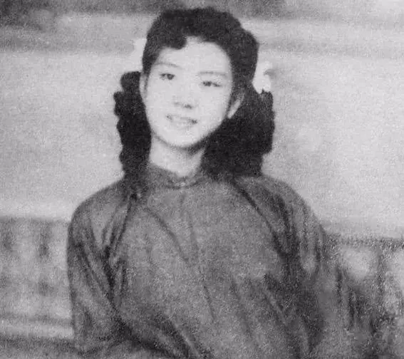 1949年，特务头子毛森，抓捕了一个交际花小姐，审讯时，毛森用刀划开她的衣服，轻