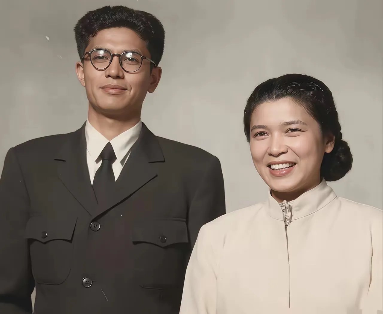 毛主席夸她天生丽质，周总理说她无可替代，彭老总叹她人才难得，三人伟人对她评价如此