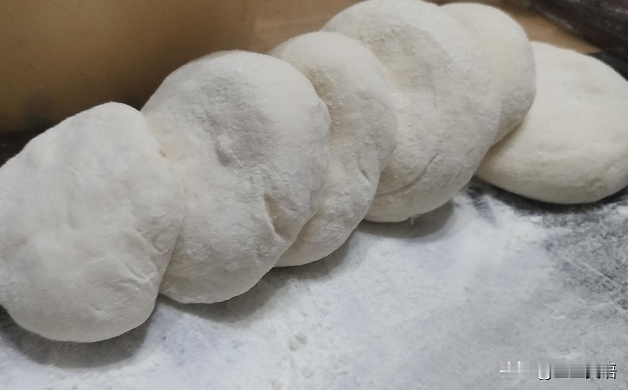 今晚蒸大包子，白萝卜馅儿，豆角馅儿。豆角馅儿忘了绰水，怕不熟，蒸了好久[捂脸哭]