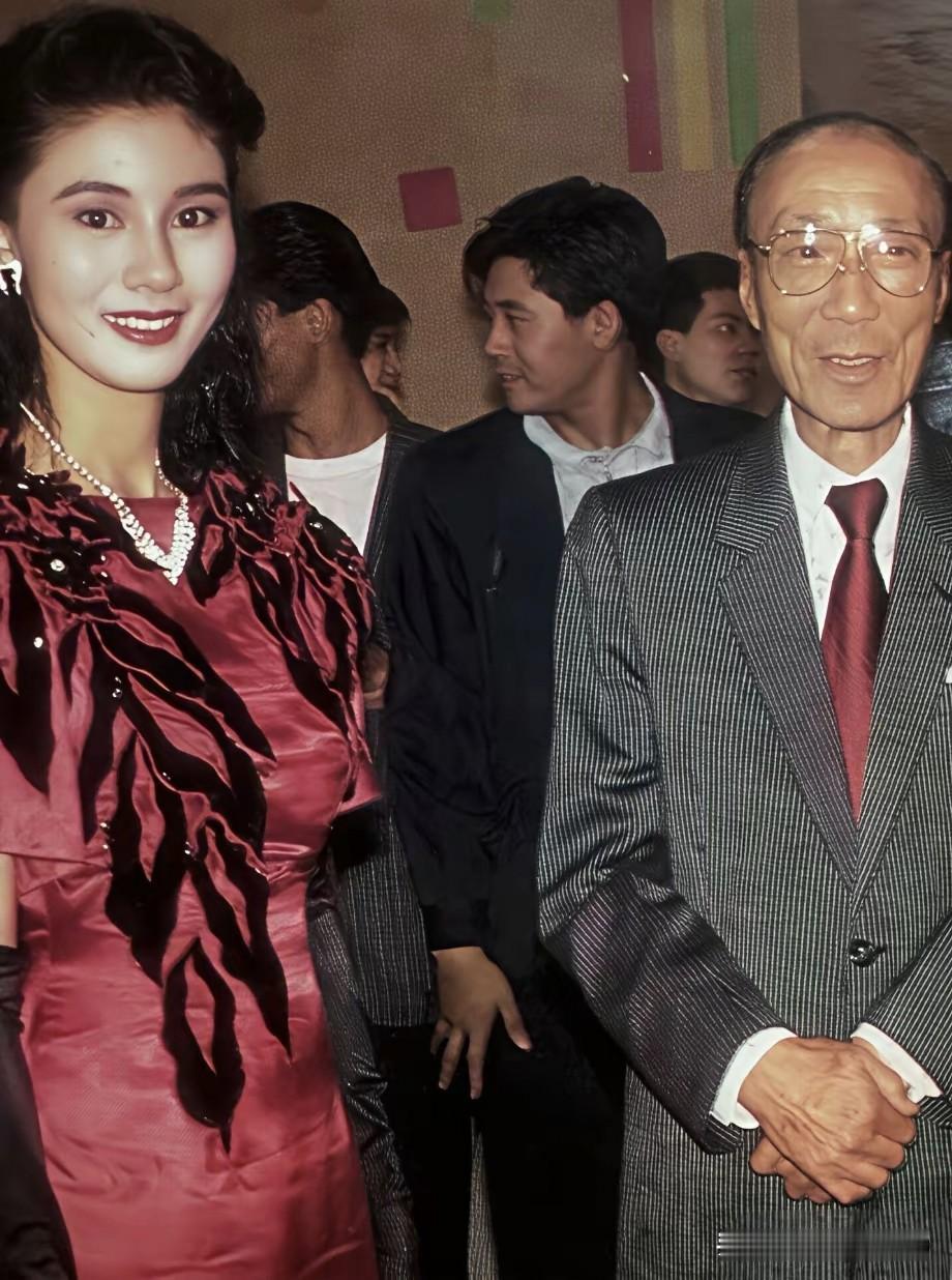 当年李嘉欣才18岁，刚刚夺得“香港小姐”后不久，陪同邵逸夫出席活动，看得出来80