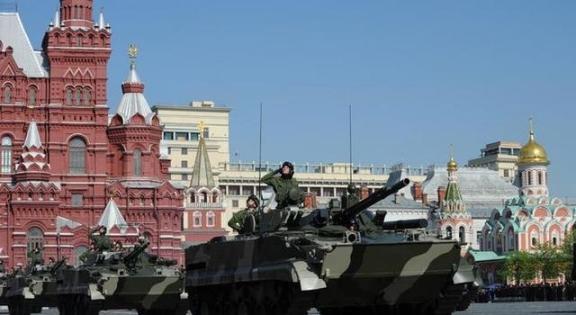 只要中国不动，美国就不敢和俄罗斯直接开战，同样，只要俄罗斯不动，美国也不敢轻易和