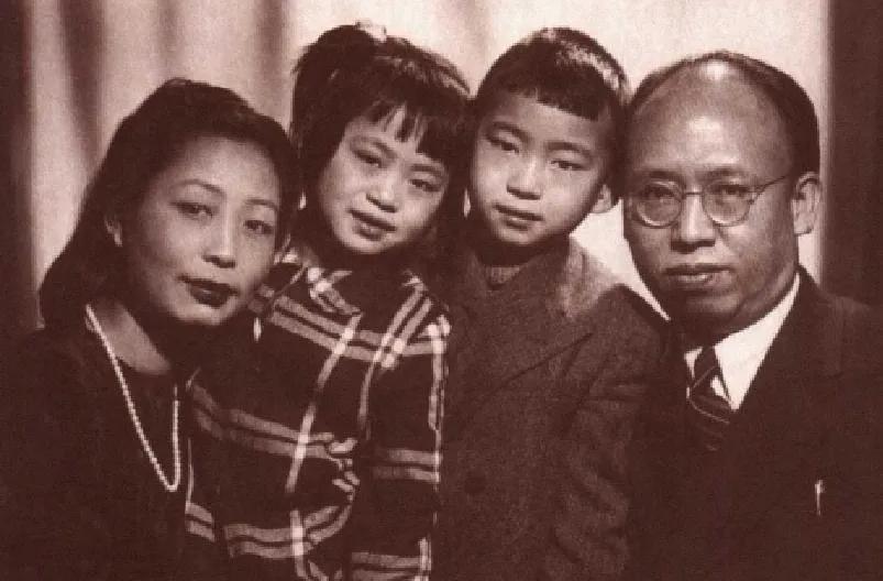 1947年，罗荣桓把一张罕见全家福，送给“文运”同志：她是贺子珍贺大姐。这是他赴
