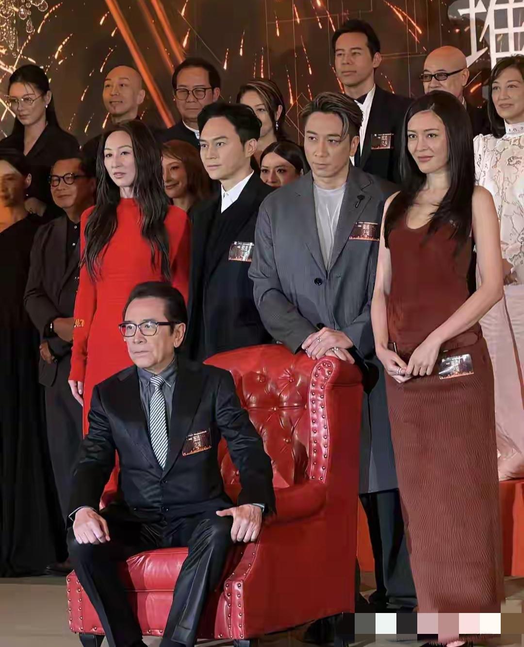 坐着的这个男人是谁啊？在娱乐圈地位也太高了吧！