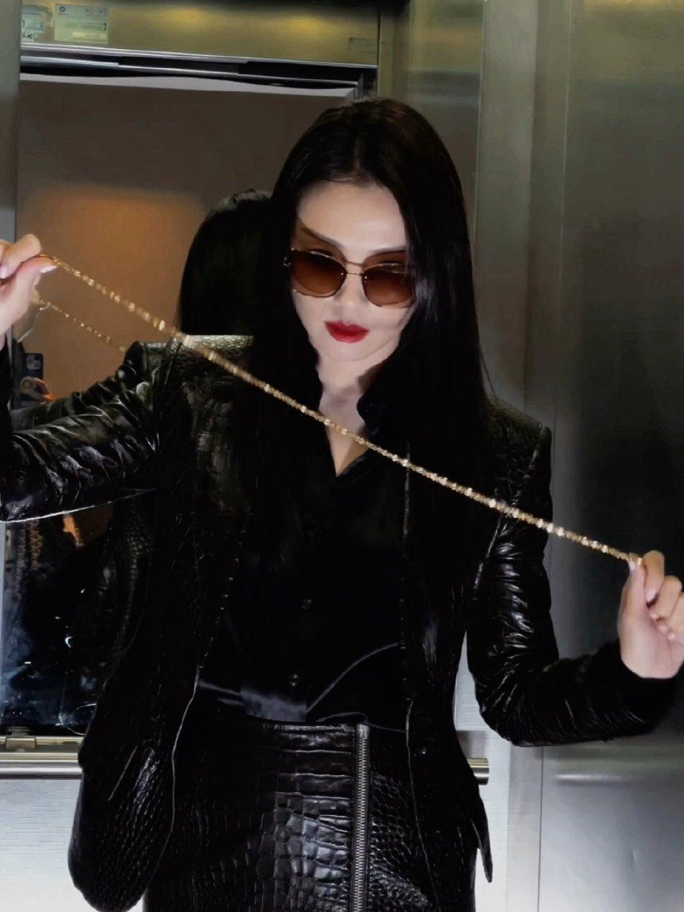 刘涛这是在cos什么？好像一个女王！​​​