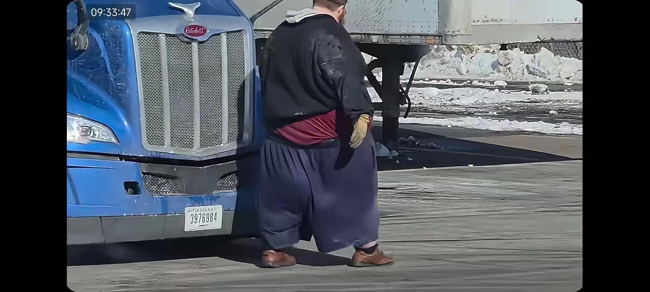 美国胖子和日本相扑，都有一个共同的困境——因为太胖，手够不着自己的屁股。但两