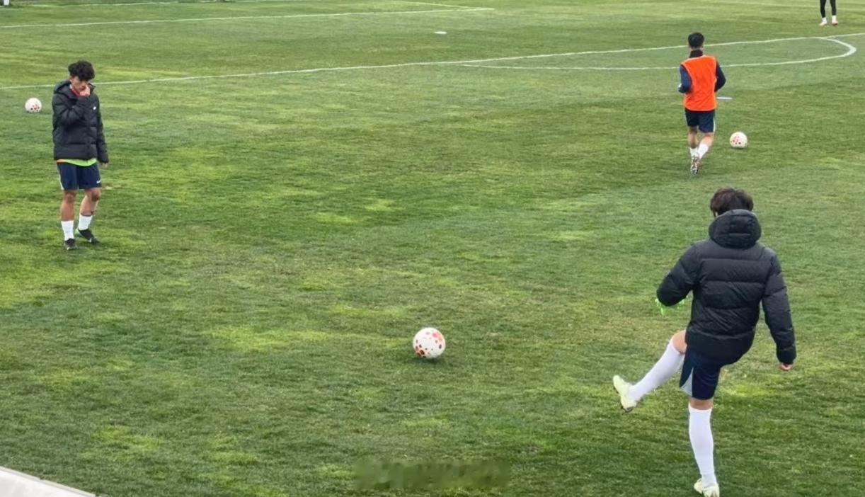 中超联赛邝兆镭跟海牛一线队练起来了，小腿确实是练过的。