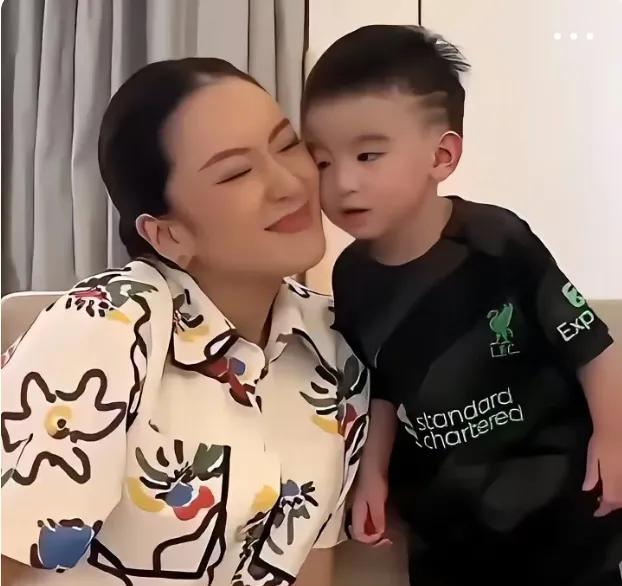 佩通坦为什么深受中国人的喜爱呢？这是有原因的:1.佩通坦年轻漂亮；2.天资聪颖，