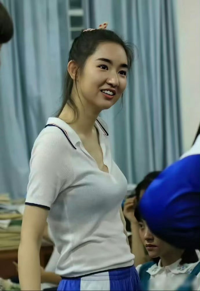 不懂就问，谁家校服是这样的，导演是怎么想的？