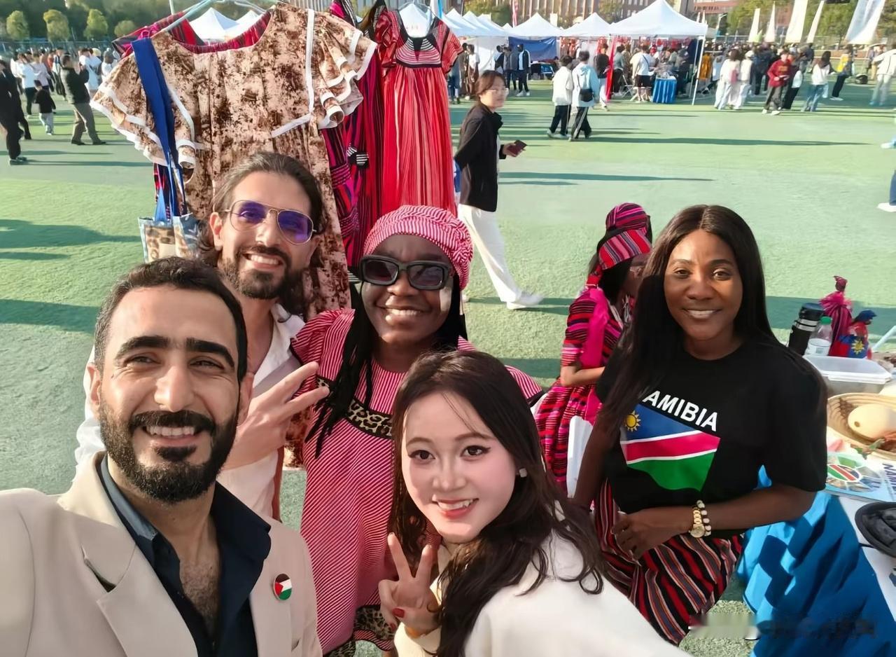 今天女儿参加中南大学国际文化节，获益良多。感谢学校组织文化节让孩子们见到外国友人