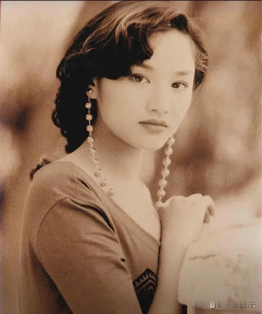 李亚鹏没有撒谎，他确实没有谈过几次恋爱，但是前女友个个都是大美女，几乎每次恋爱他