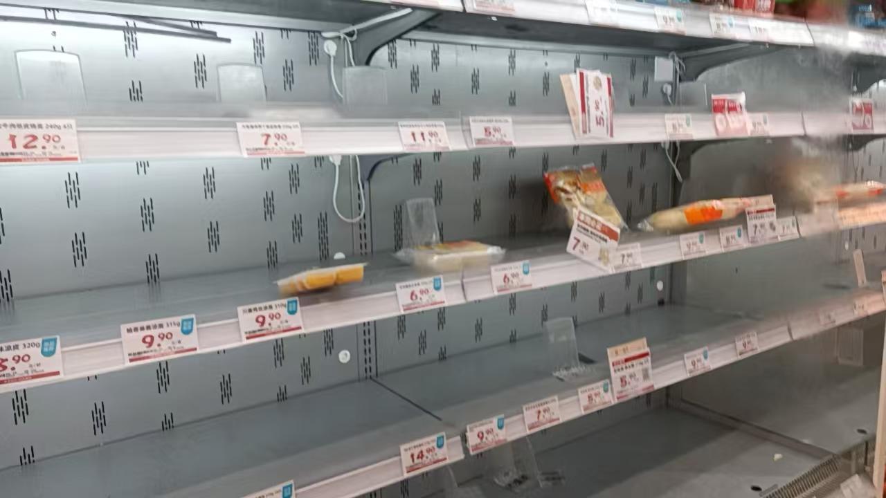 刚刚逛了家附近的盒马超市，生鲜、速食还有绿叶菜货架基本被大家搬空了，实拍照片给大