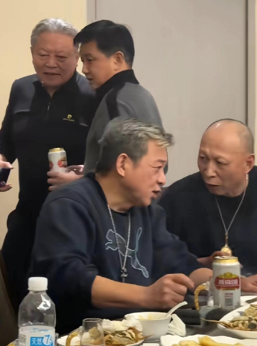 这才是内娱真正的“天花板”，不是顶流，是定海神针！四位加起来超过250岁的京圈