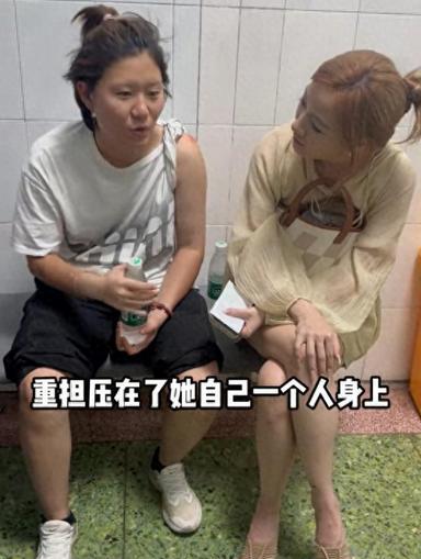 “看哭了!”四川一女生送外卖时，因低血糖摔倒在火锅店门口，老板发现后，想带她去医