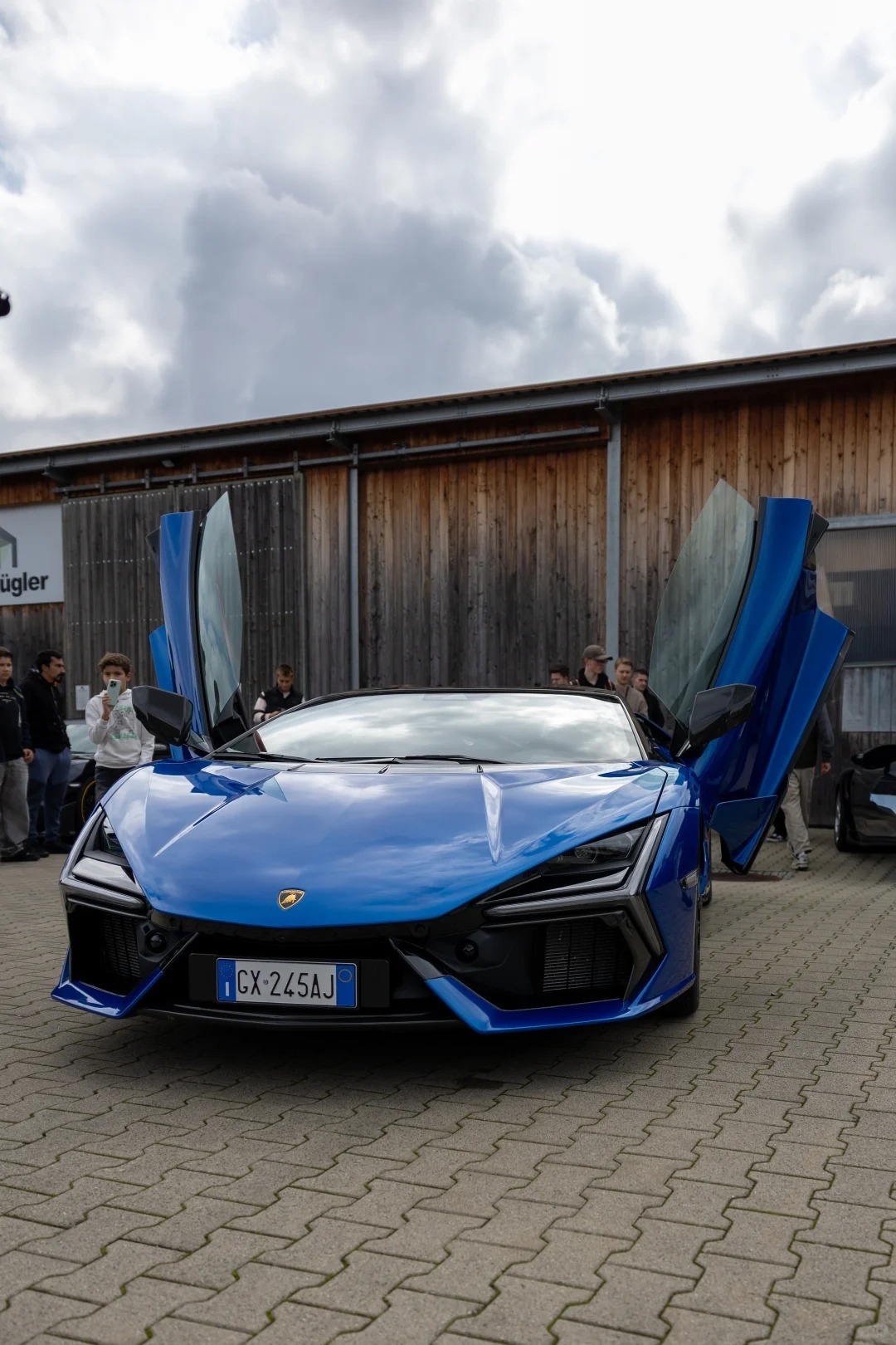 蓝色兰博基尼Revuelto，剪刀门谁能不爱车东车西