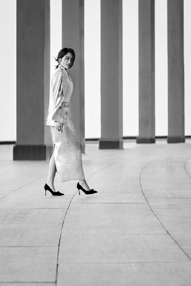 猎影者杀青 原来是张末导演首部电视剧作品，还是悬疑剧，要知道女性导演做悬疑题材还