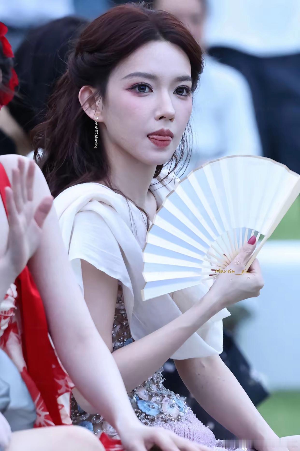 程潇蜜大腿最强选手。美腿鲨疯啦