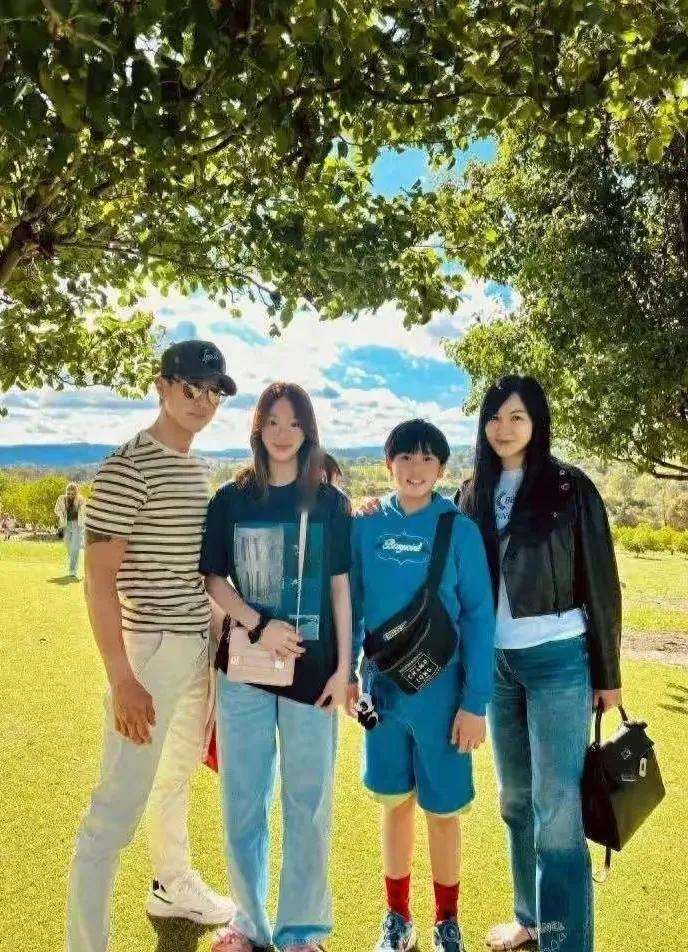 吴尊一家巴黎旅游，画面温馨又养眼。11岁儿子Max颜值逆袭，越长越帅，五官与爸爸