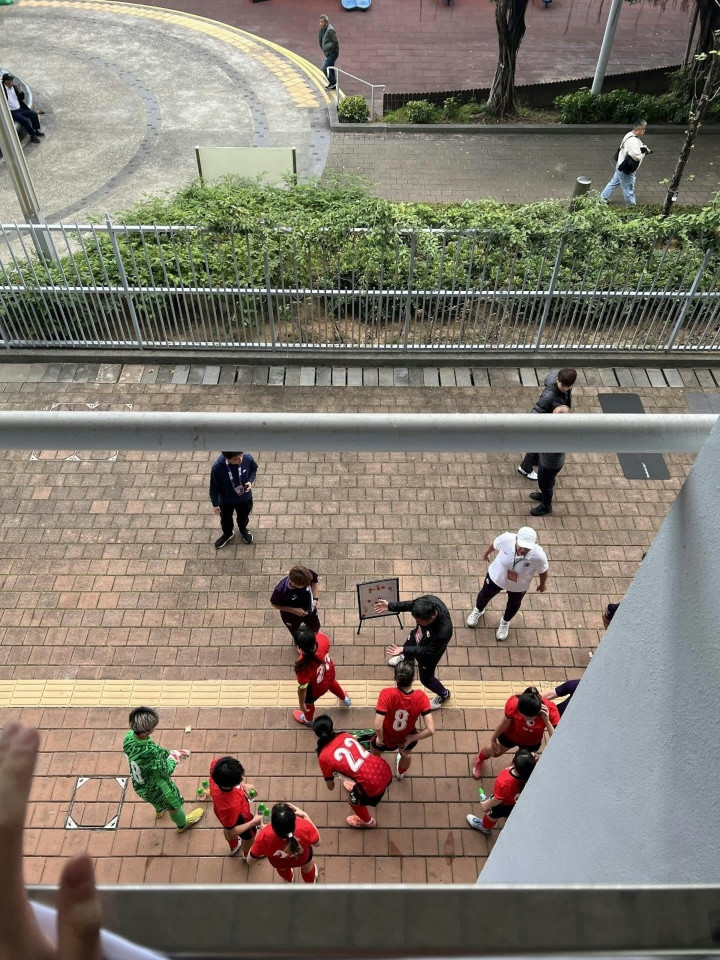 港媒: 女子省港杯中国香港女足被安排男更衣室, 装备放在小便池旁