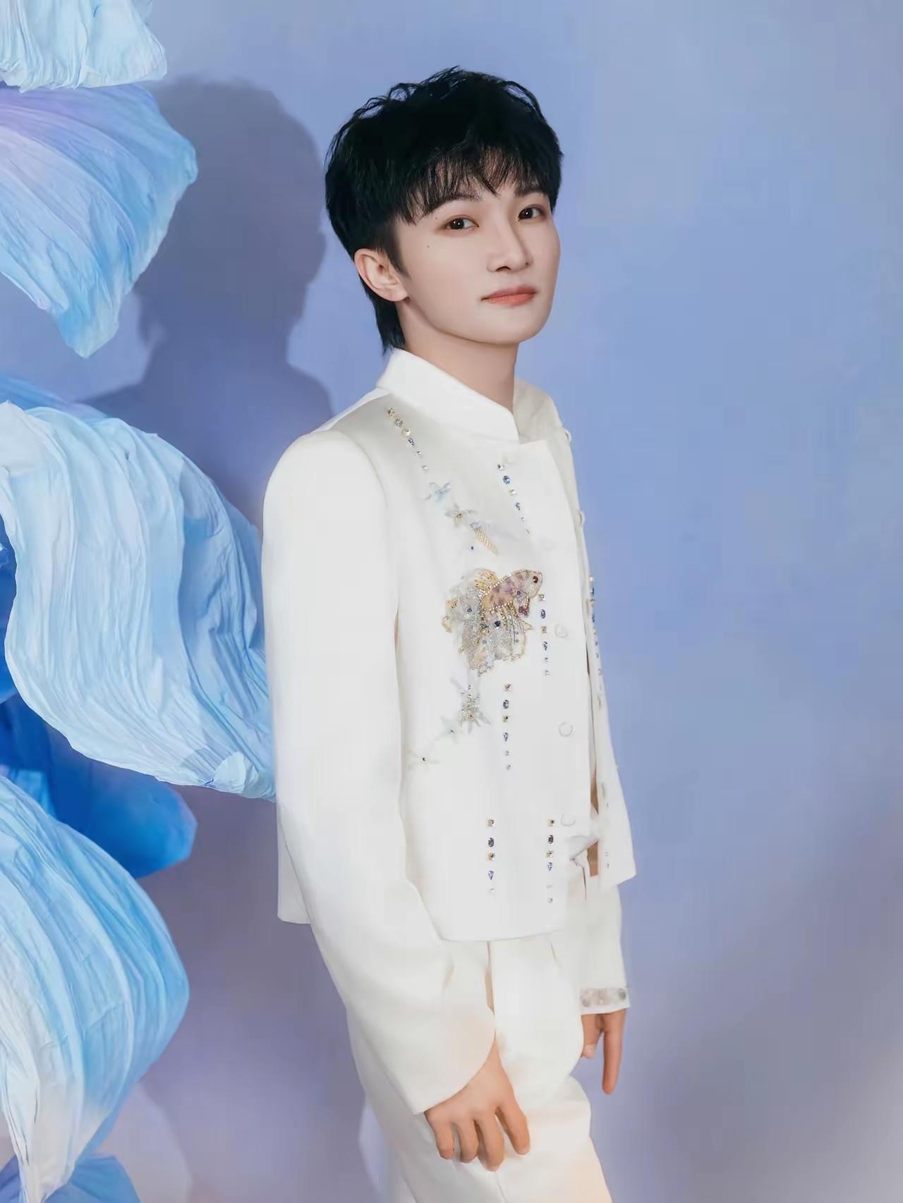 杨千嬅沉默了，张柏芝也沉默了，她们想破脑袋也没有想到，32岁的大男孩周深，又要自