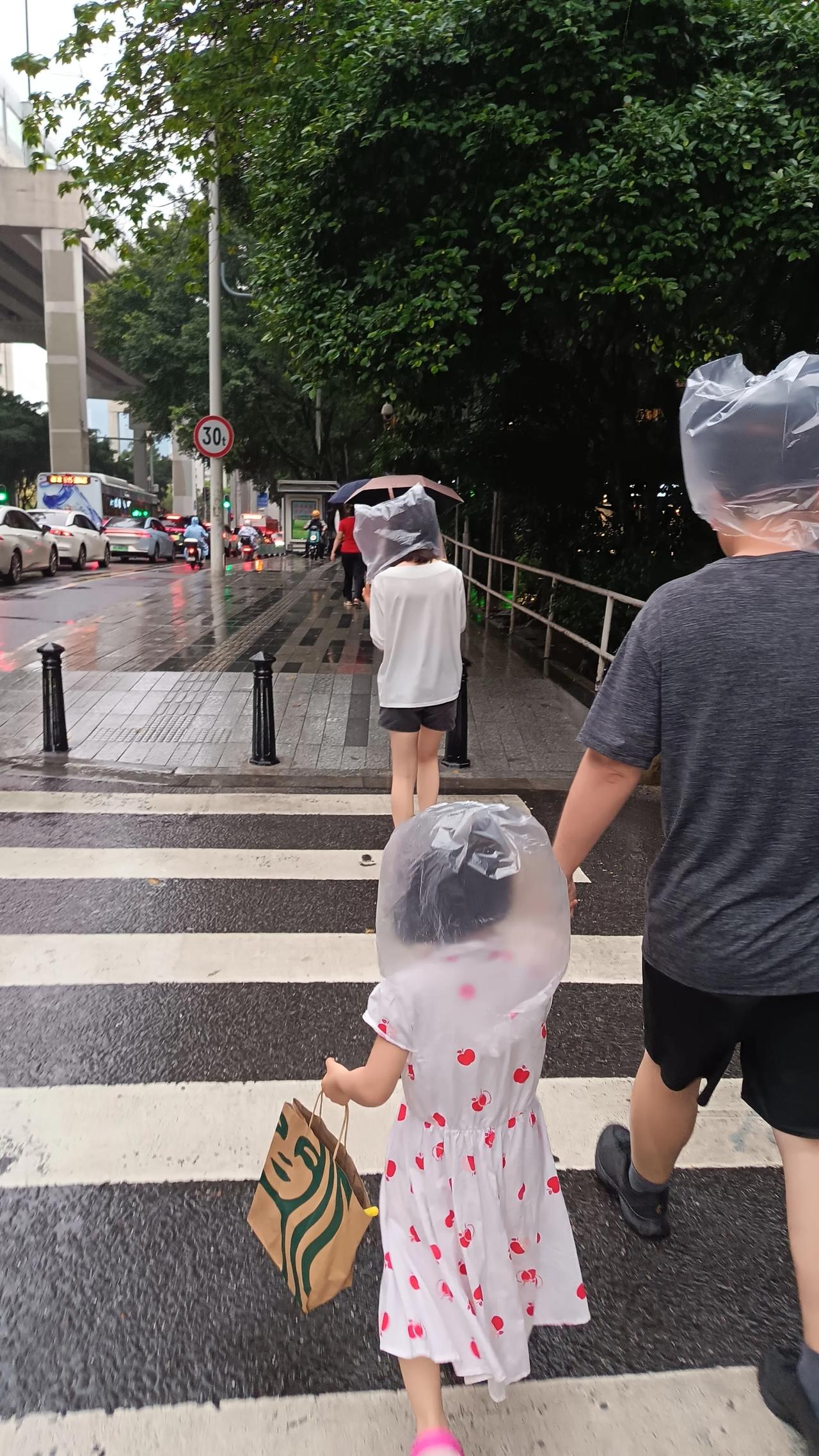 广州昨天下雨，我家那不靠谱的孩爹出门脑子不知道想啥，把收拾好的雨伞雨衣又从背包拿