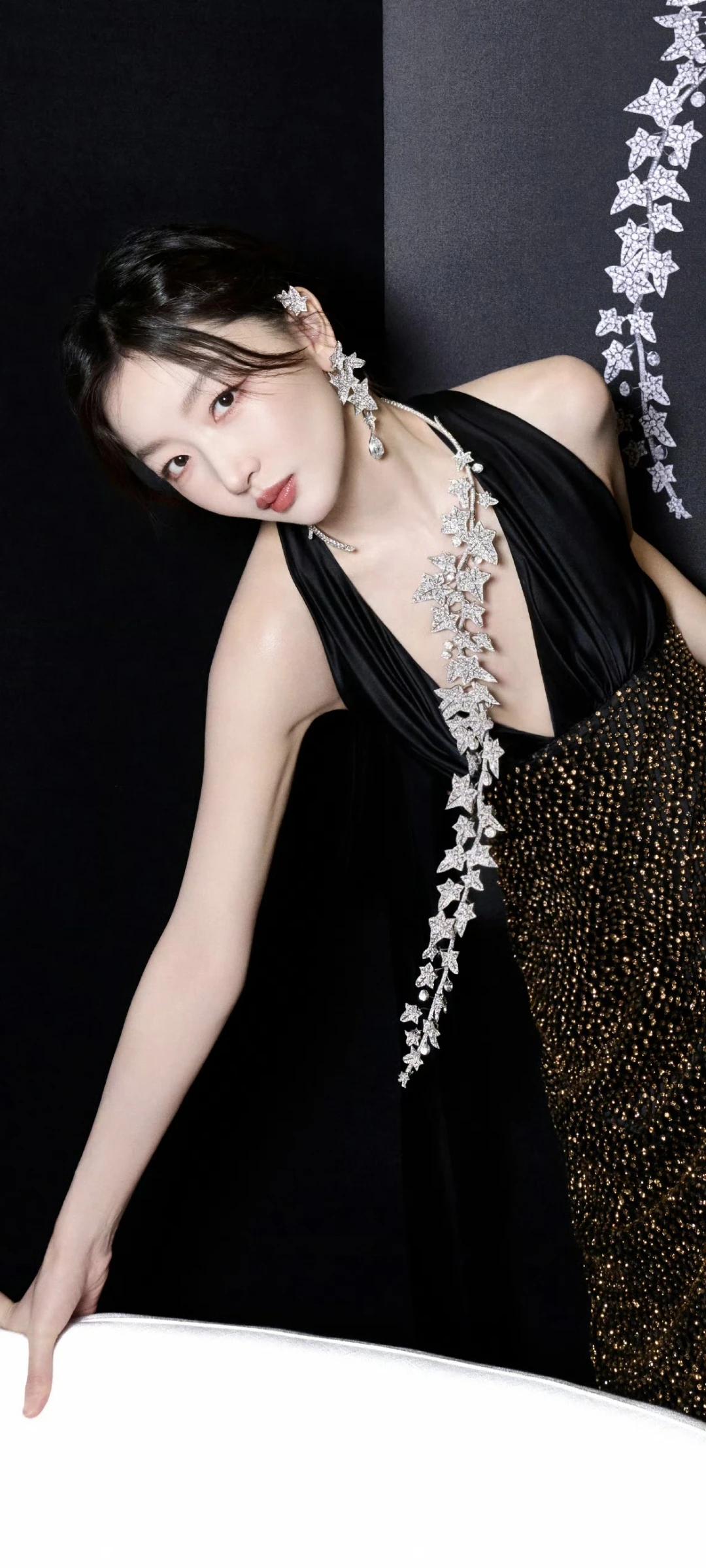 周冬雨长相灵动，搭配奢华珠宝和高定礼服，既有小女人的精致感，又不失大女主的气场，