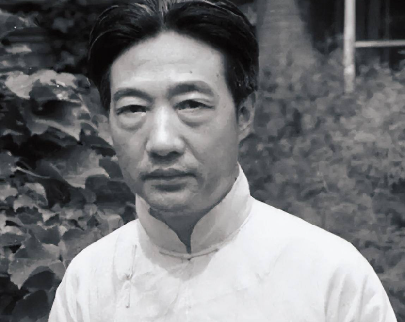1951年，徐静斐去探望生病的父亲徐悲鸿。看到28岁的继母廖静文吃窝头就咸菜，顿