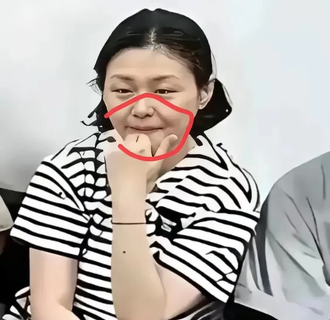跟着王子像公主，跟着大叔像大婶，娶了光头明显落魄了，还不如一个村姑那