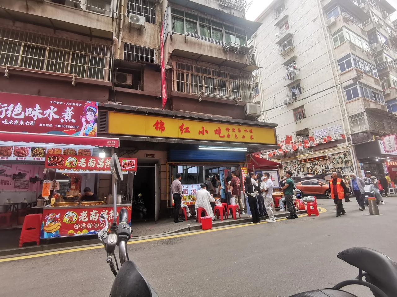 南昌最著名的美食步行街太士林老街，坐落于南昌的滕王阁景区旁边，是在一片老旧破小区