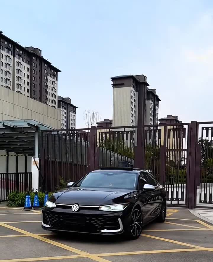 2025款大众帕萨特pro。你没有听错，大众也开始坐不住了。帕萨特在6月份最