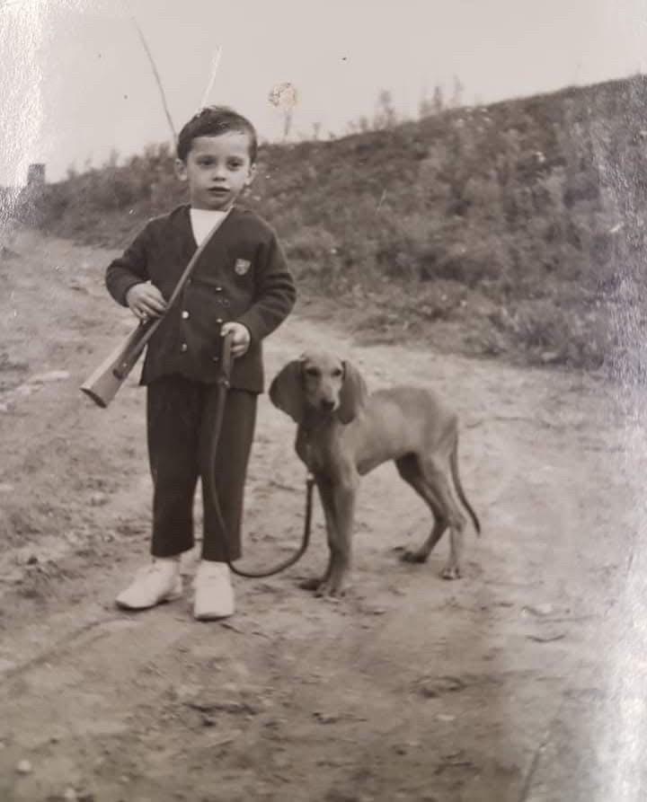照片拍摄于1964年，照片中男孩叫乔治.马尔佐拉。当时他只有4岁，他的...